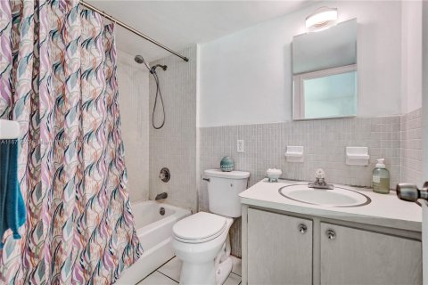 Condo in Hollywood, Florida, 2 bedrooms  № 1392051 - photo 17