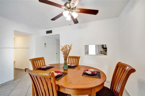 Condo in Hollywood, Florida, 2 bedrooms  № 1392051 - photo 6