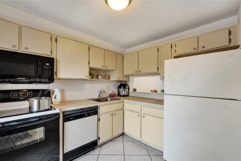 Condo in Hollywood, Florida, 2 bedrooms  № 1392051 - photo 11