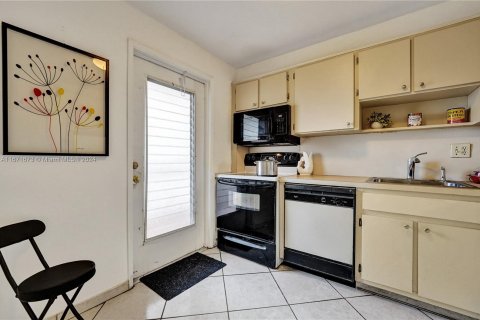 Condo in Hollywood, Florida, 2 bedrooms  № 1392051 - photo 10