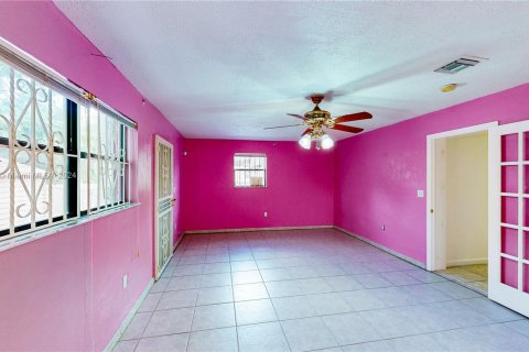 House in Miami, Florida 4 bedrooms, 135.27 sq.m. № 1354504 - photo 17