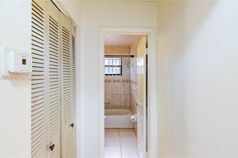 Casa en venta en Miami, Florida, 4 dormitorios, 135.27 m2 № 1354504 - foto 10