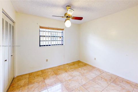 House in Miami, Florida 4 bedrooms, 135.27 sq.m. № 1354504 - photo 11