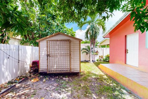 House in Miami, Florida 4 bedrooms, 135.27 sq.m. № 1354504 - photo 24