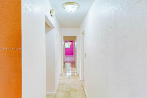 Villa ou maison à vendre à Miami, Floride: 4 chambres, 135.27 m2 № 1354504 - photo 9