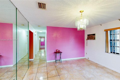 House in Miami, Florida 4 bedrooms, 135.27 sq.m. № 1354504 - photo 4