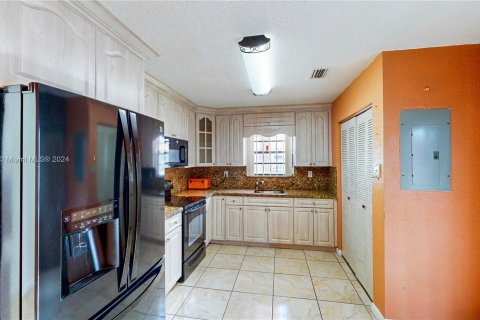 House in Miami, Florida 4 bedrooms, 135.27 sq.m. № 1354504 - photo 8