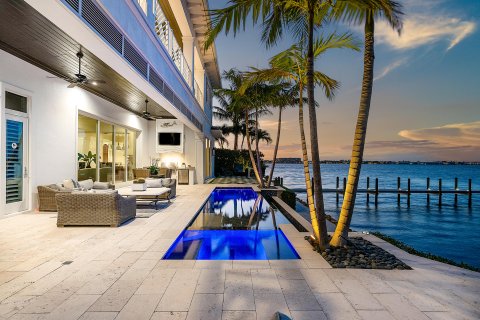 Casa en venta en Riviera Beach, Florida, 5 dormitorios, 441.56 m2 № 869375 - foto 3