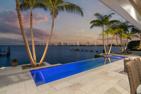 Villa ou maison à vendre à Riviera Beach, Floride: 5 chambres, 441.56 m2 № 869375 - photo 2