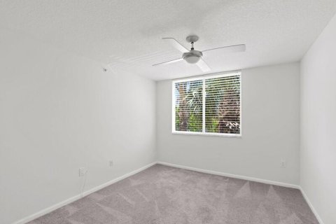 Condo in Hypoluxo, Florida, 2 bedrooms  № 976481 - photo 16
