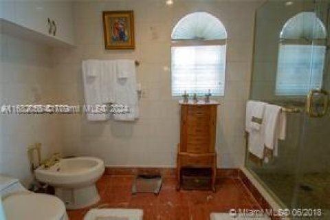 House in Miami, Florida 4 bedrooms, 356.28 sq.m. № 1413820 - photo 23