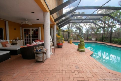 House in Miami, Florida 4 bedrooms, 356.28 sq.m. № 1413820 - photo 4