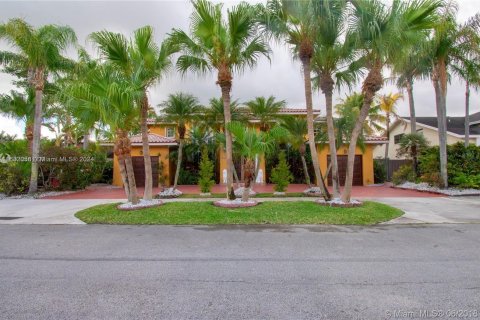 House in Miami, Florida 4 bedrooms, 356.28 sq.m. № 1413820 - photo 1