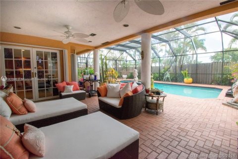 House in Miami, Florida 4 bedrooms, 356.28 sq.m. № 1413820 - photo 3