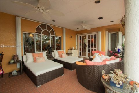 House in Miami, Florida 4 bedrooms, 356.28 sq.m. № 1413820 - photo 2