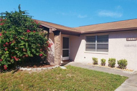 House in Port Richey, Florida 2 bedrooms, 103.49 sq.m. № 1406873 - photo 1