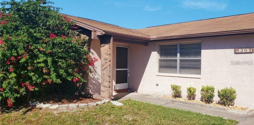 House in Port Richey, Florida 2 bedrooms, 103.49 sq.m. № 1406873