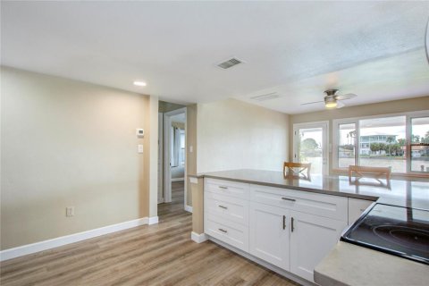 Casa en venta en Madeira Beach, Florida, 2 dormitorios, 102.19 m2 № 1349452 - foto 25