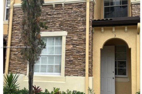 Townhouse in Cutler Bay, Florida 3 bedrooms, 123.1 sq.m. № 1187131 - photo 1