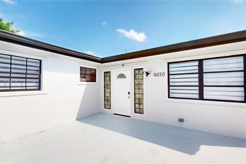 House in Hollywood, Florida 4 bedrooms, 185.34 sq.m. № 1215589 - photo 2