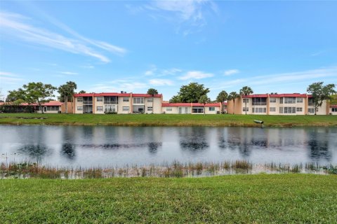 Condo in West Palm Beach, Florida, 2 bedrooms  № 1116753 - photo 1