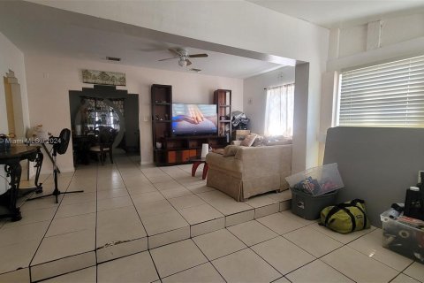 House in Miami, Florida 2 bedrooms, 104.33 sq.m. № 1185094 - photo 3