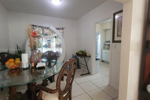 House in Miami, Florida 2 bedrooms, 104.33 sq.m. № 1185094 - photo 7