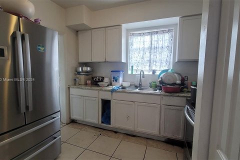 House in Miami, Florida 2 bedrooms, 104.33 sq.m. № 1185094 - photo 5