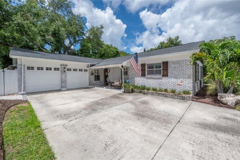 House in Tampa, Florida 3 bedrooms, 193.61 sq.m. № 1266085 - photo 1