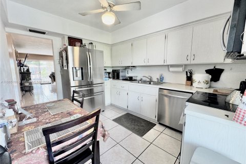 Condo in Hialeah, Florida, 2 bedrooms  № 1377624 - photo 27