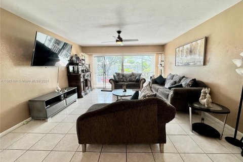 Copropriété à vendre à Hialeah, Floride: 2 chambres, 123.28 m2 № 1377624 - photo 6