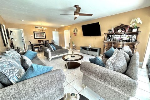 Copropriété à vendre à Hialeah, Floride: 2 chambres, 123.28 m2 № 1377624 - photo 5