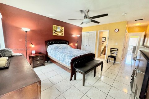 Copropriété à vendre à Hialeah, Floride: 2 chambres, 123.28 m2 № 1377624 - photo 11