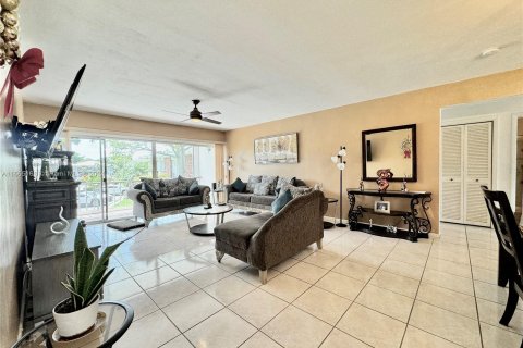 Copropriété à vendre à Hialeah, Floride: 2 chambres, 123.28 m2 № 1377624 - photo 3