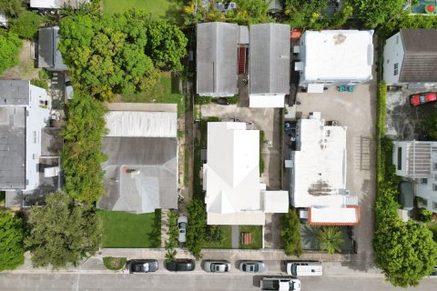 Propiedad comercial en venta en Miami, Florida, 369.38 m2 № 668865 - foto 1