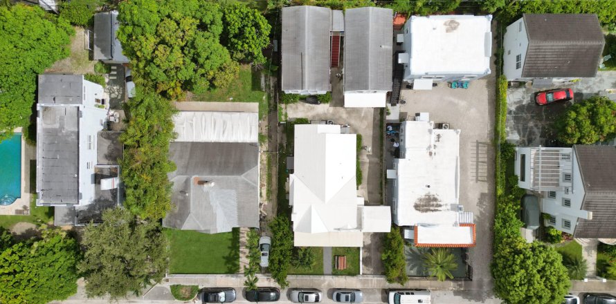 Commercial property in Miami, Florida 369.38 sq.m. № 668865