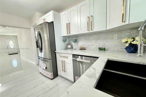 Casa en venta en West Park, Florida, 5 dormitorios, 199.28 m2 № 1135205 - foto 23