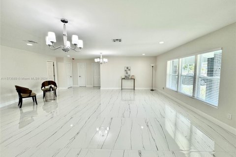 House in West Park, Florida 5 bedrooms, 199.28 sq.m. № 1135205 - photo 11