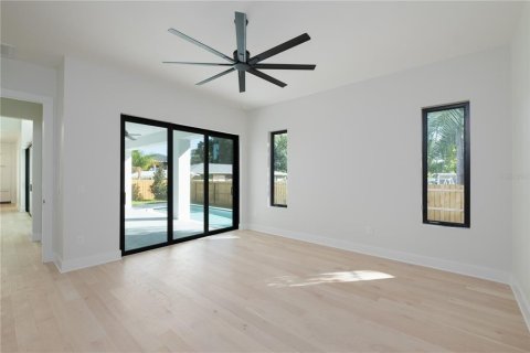 House in Tampa, Florida 5 bedrooms, 325.16 sq.m. № 1337218 - photo 16