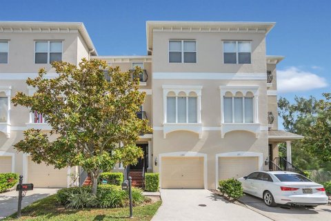 Townhouse in Saint Petersburg, Florida 3 bedrooms, 189.89 sq.m. № 1302032 - photo 1