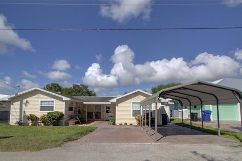 House in Okeechobee, Florida 4 bedrooms, 204.57 sq.m. № 1243306 - photo 1