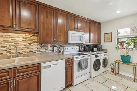 Condo in Port Richey, Florida, 2 bedrooms  № 1444321 - photo 9