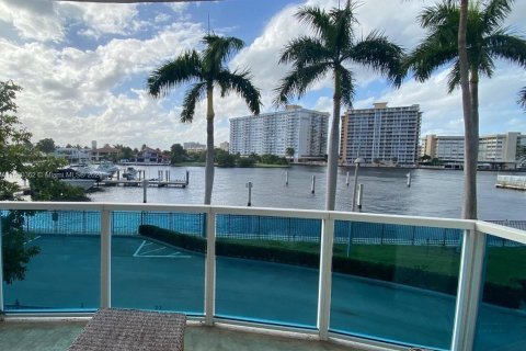 Condo in Hallandale Beach, Florida, 2 bedrooms  № 1155228 - photo 1