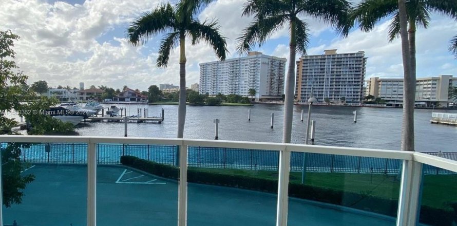 Condominio en Hallandale Beach, Florida, 2 dormitorios  № 1155228