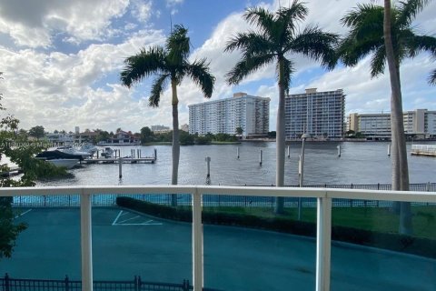 Copropriété à vendre à Hallandale Beach, Floride: 2 chambres, 103.31 m2 № 1155228 - photo 2