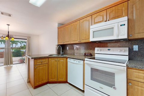 Townhouse in Miami, Florida 2 bedrooms, 124.02 sq.m. № 1410959 - photo 29