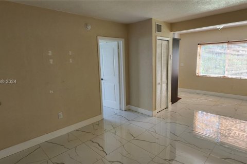 Condominio en venta en Hialeah, Florida, 1 dormitorio № 1372390 - foto 3