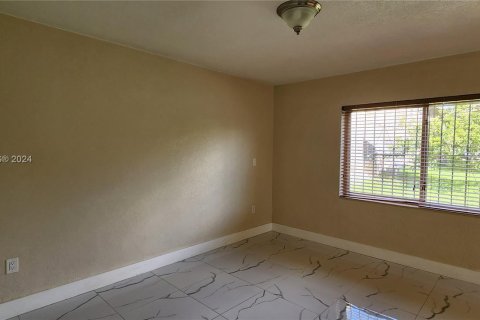 Condo in Hialeah, Florida, 1 bedroom  № 1372390 - photo 2