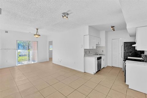 Condo in Davie, Florida, 2 bedrooms  № 1372425 - photo 1