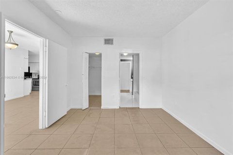 Condo in Davie, Florida, 2 bedrooms  № 1372425 - photo 25